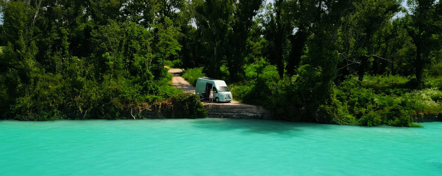 Türkisgrüner Flusslauf mit Sandbänken in der norditalienischen Landschaft